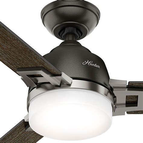 With a 40w DC reversible motor, this fan has a super quiet performance, no need to endure the noise while saving energy both in the summers and winters. . Hunter 3 blade ceiling fan